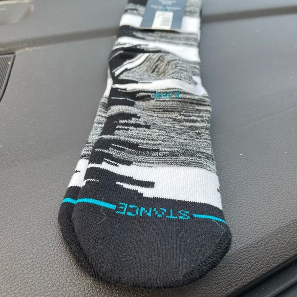 b7 TWO PAIRS OF MENS STANCE CLASSIC BLACK WHITE CREW SOCKS SIZE (6/12) LARGE - Picture 2 of 3